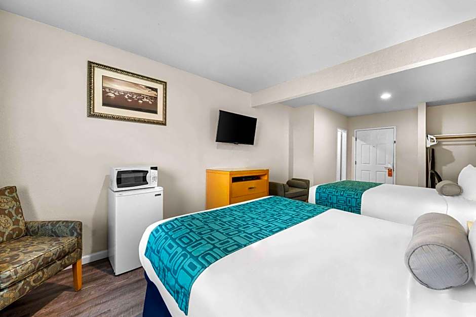 Howard Johnson by Wyndham Santa Cruz Beach Boardwalk