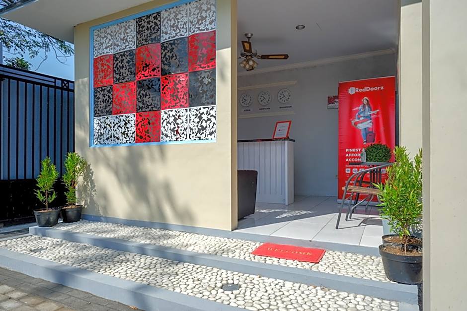 RedDoorz near Padang Golf Adisucipto