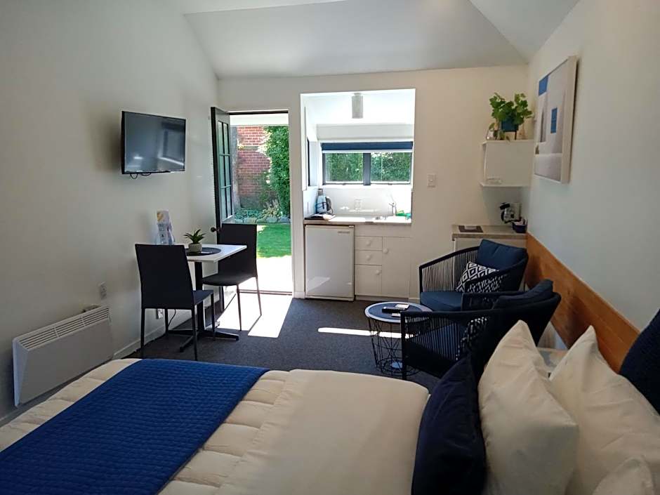 Photo 1 of 10 of Deluxe Studio 1 King Bed