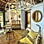Kameleon Blue Arts Lodge