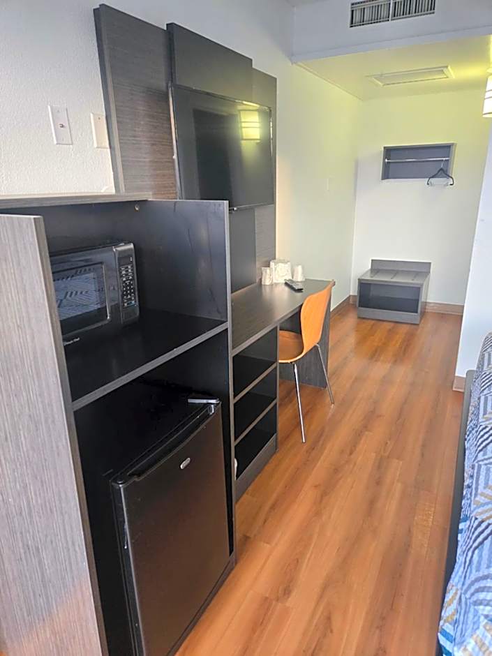 Super 8 by Wyndham Tracy