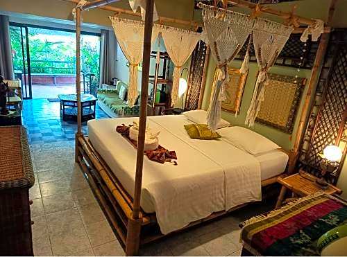 Baan Si Khao yanui
