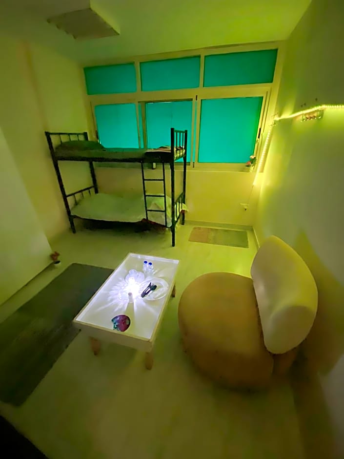 MBZ - Nice Bed Space "MEN"