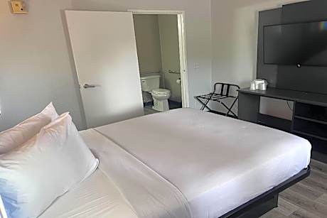 1  Full Bed | ADA/RI Shower/Micfridge