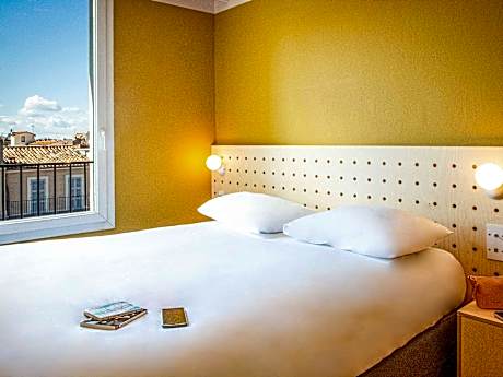 Pop room with a double bed