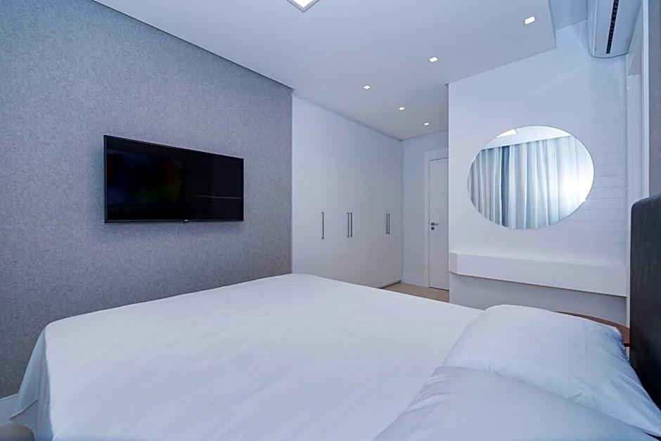 Adra 105 - Excelente apartamento no centro de Bombinhas - Rooftop com piscina e academia - À poucos metros da praia - (Consultar serviços de roupas de cama e banho)