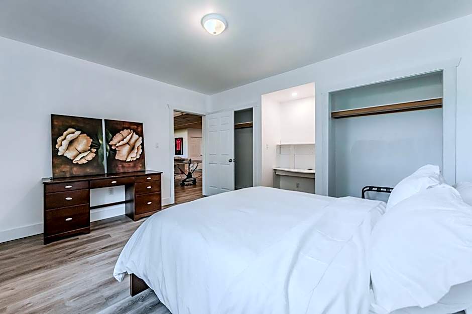 Luxury Lakefront Escape w Games Room