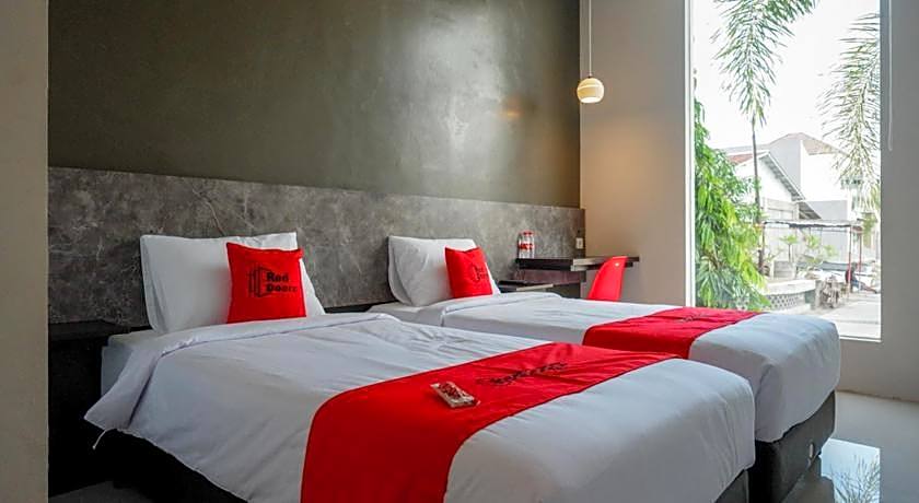 RedDoorz Plus near Solo Baru
