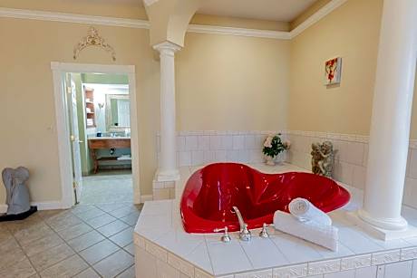 King Suite with Fireplace and Spa Bath - Romantic Room/Non-Smoking