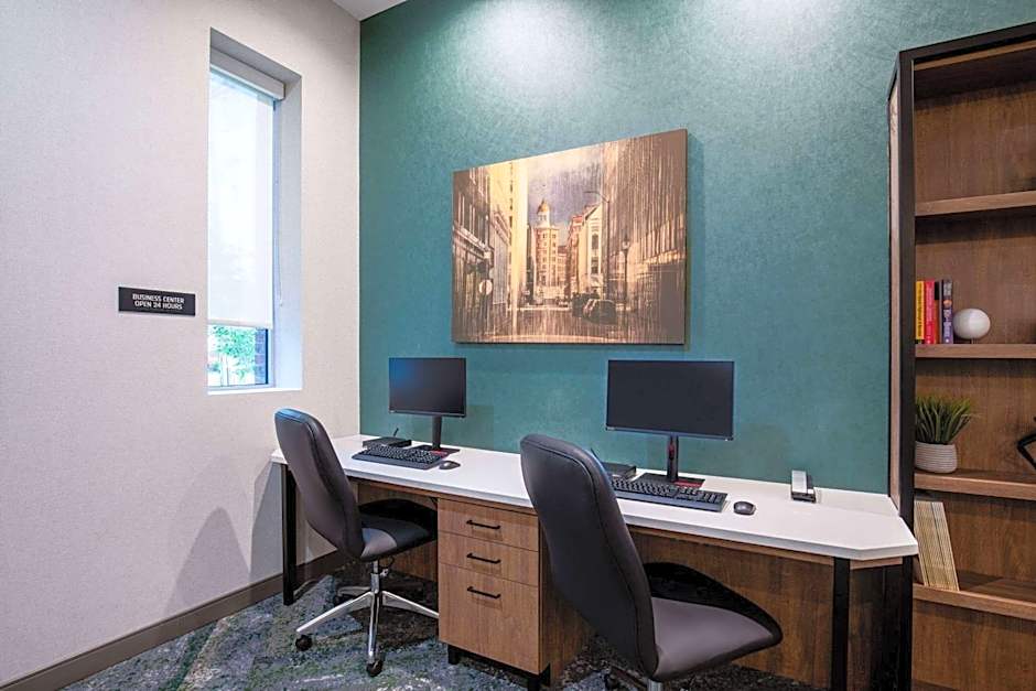 La Quinta Inn & Suites by Wyndham Chattanooga Downtown/South