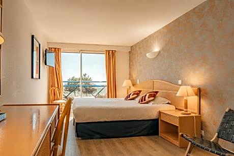 Double or Twin Room with Sea View