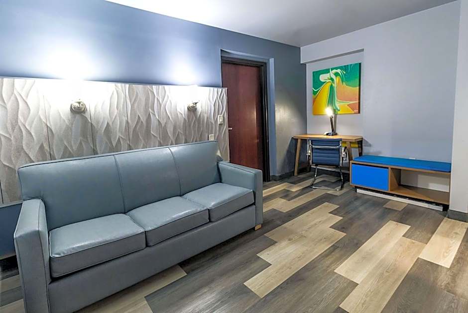 Days Inn & Suites by Wyndham Milwaukee