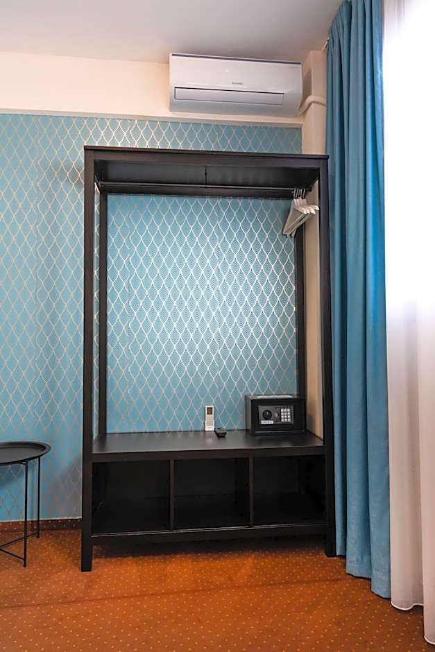 City Plaza Apartments & Rooms