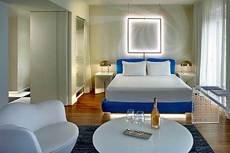 Deluxe Studio Suite - Mobility Accessible
