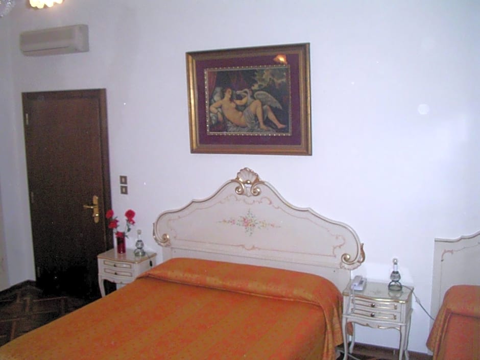Hotel At Leonard