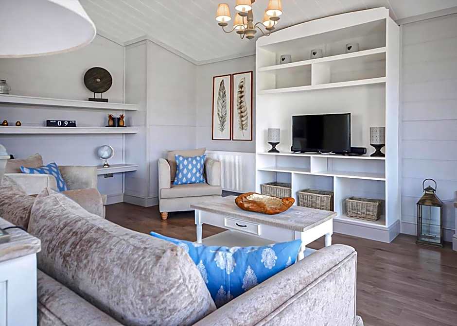 Cherry Bird Lodge Escape