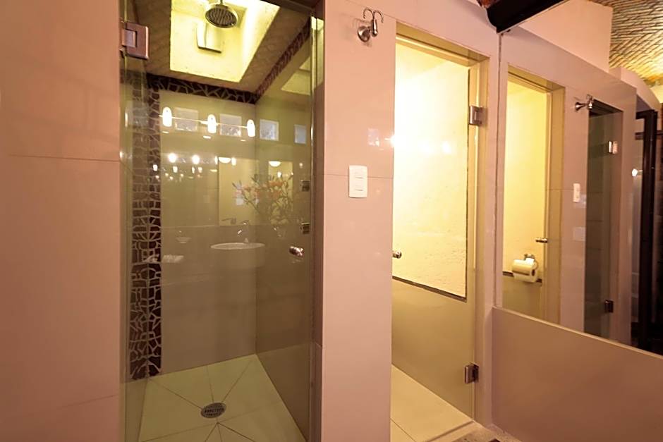 Aztic Hotel and Executive Suites