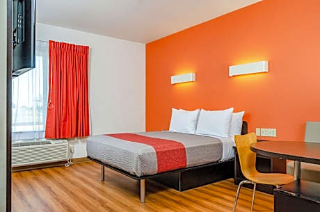 Deluxe Queen Room - Non-Smoking