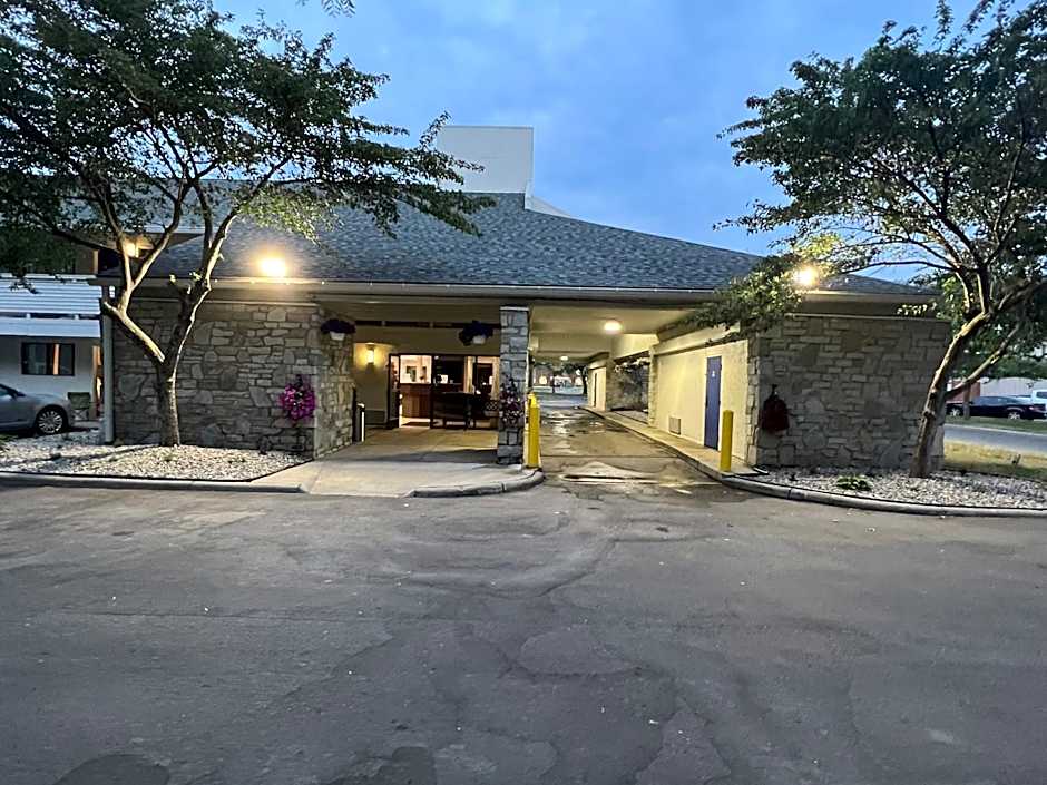 Days Inn & Suites by Wyndham Monroe