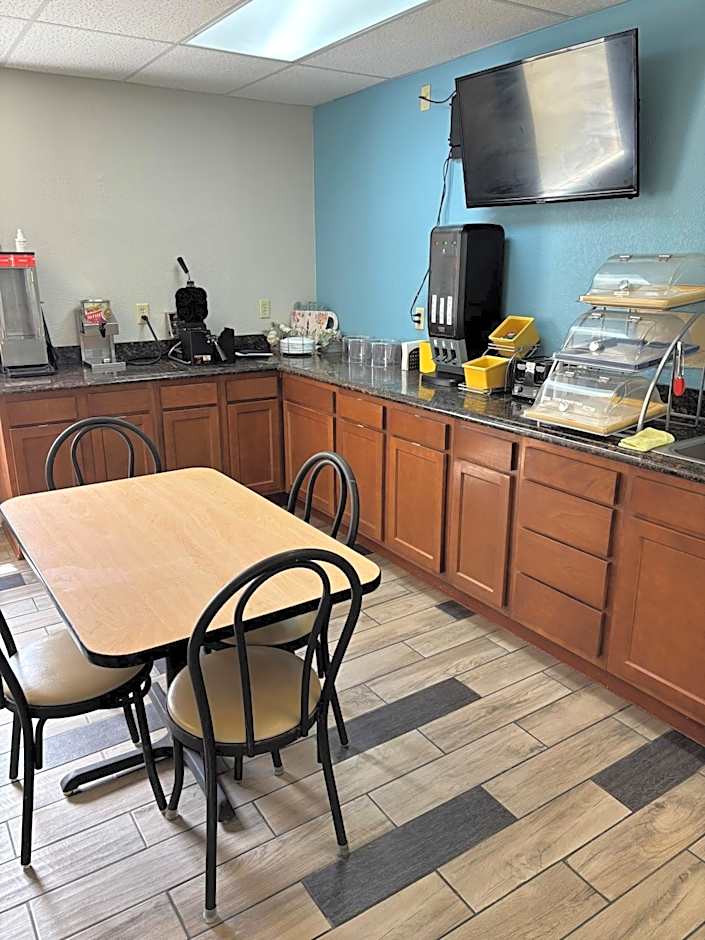 Days Inn by Wyndham West Branch Iowa City Area