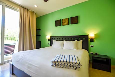 Apartment with Pool View