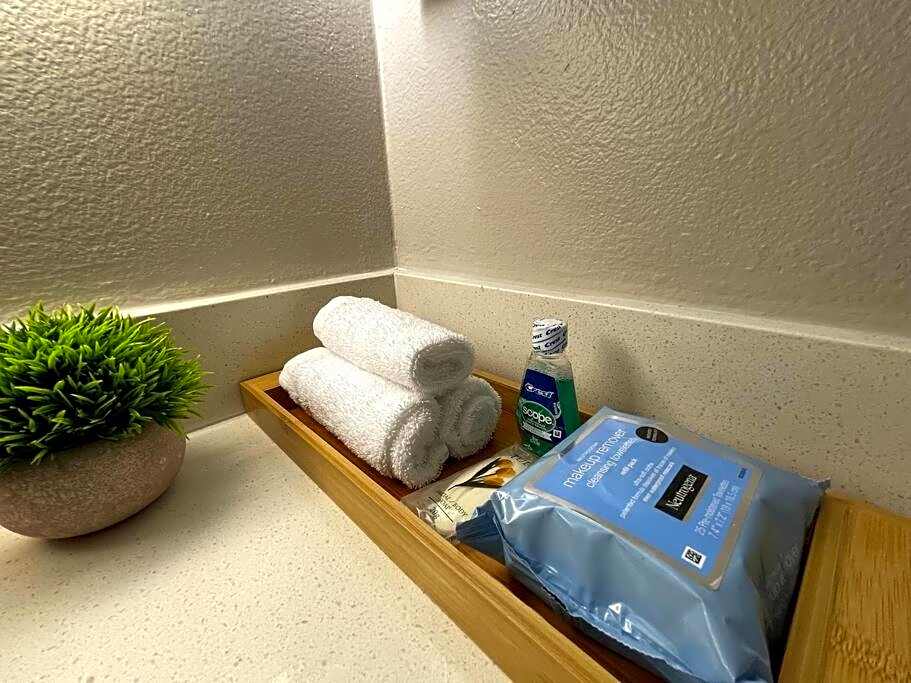 Cozy 2 Bedroom 2 Bathroom Condo with Pool, Gym, Spa