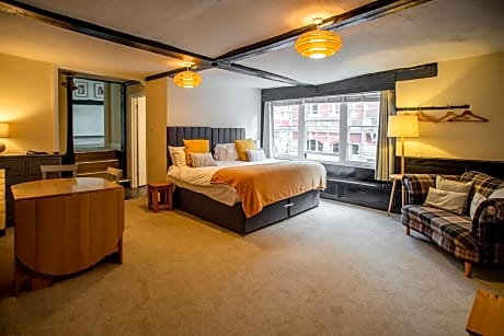 Suite-Family-Ensuite with Shower-Street View