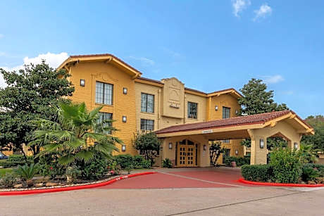 Super 8 by Wyndham The Woodlands North