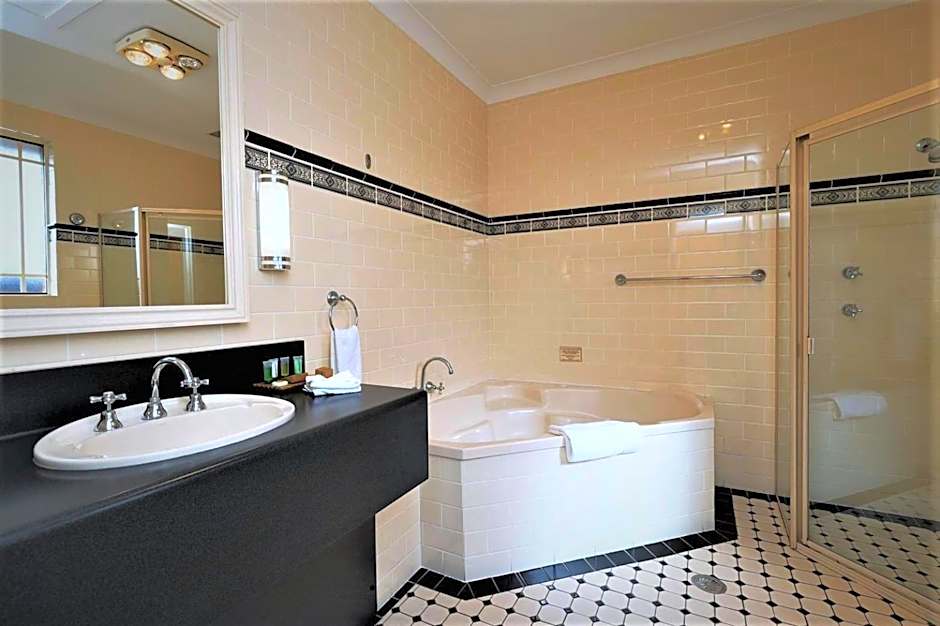 Young Federation Motor Inn and Services Club