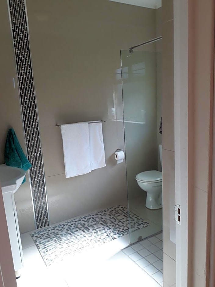 Jackie's B&B – East London, IA