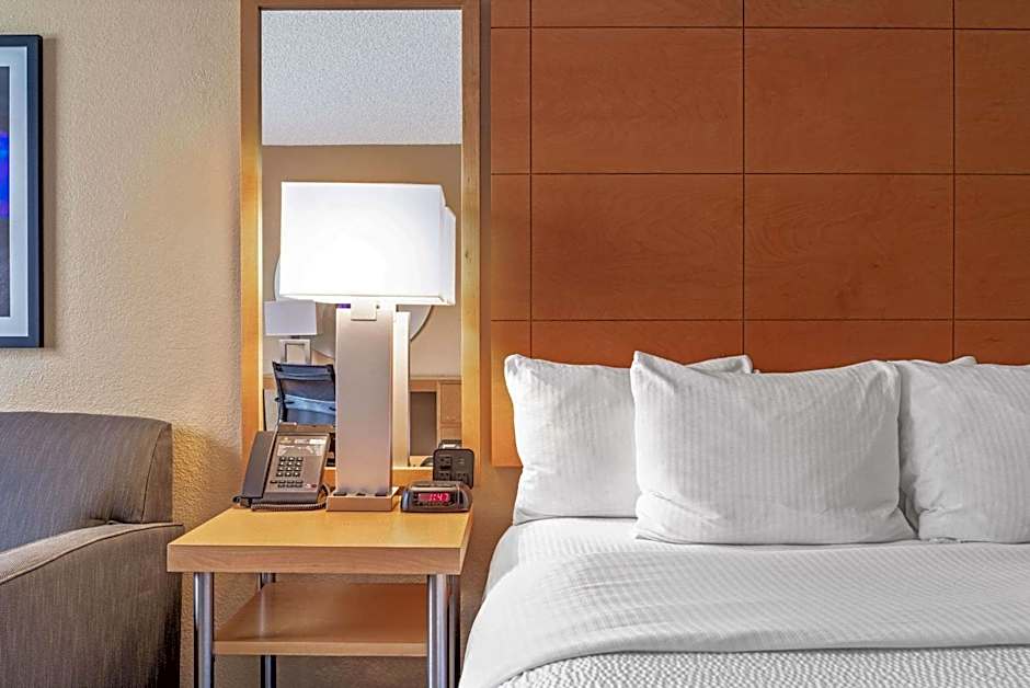 La Quinta Inn & Suites by Wyndham Naples Downtown