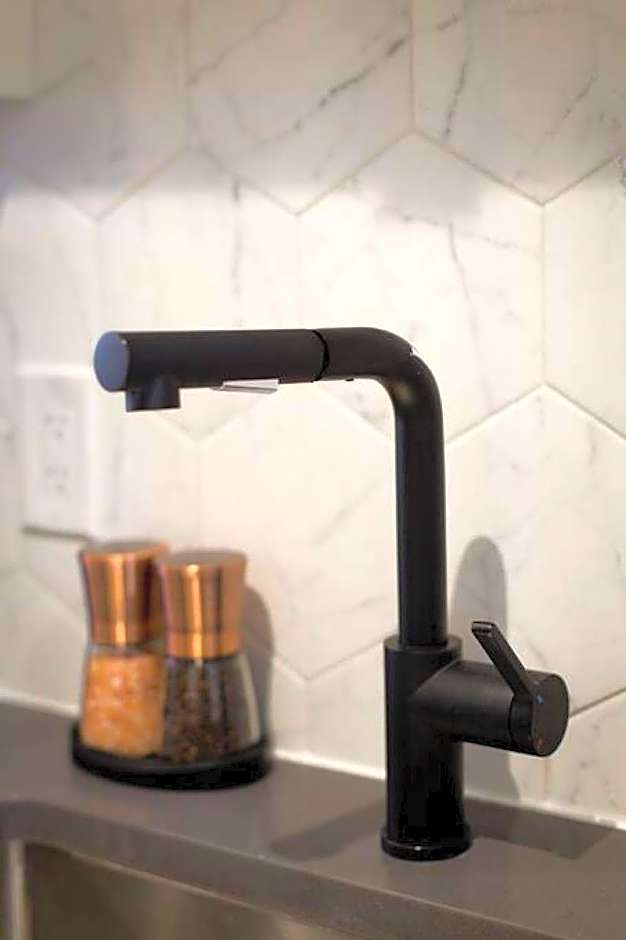 Palms Little Italy Studio with full bathroom by Denstays