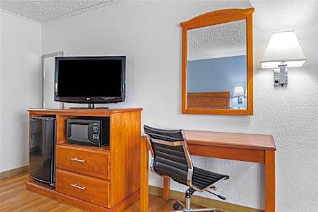 1 King Bed, Smoking Room, Sofabed