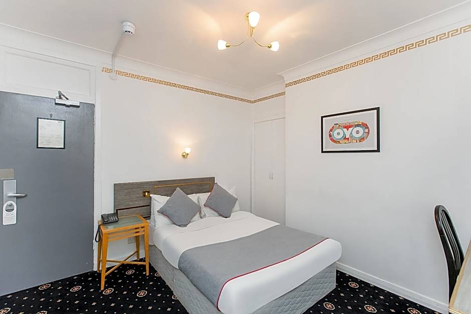 OYO Stade Court Hotel