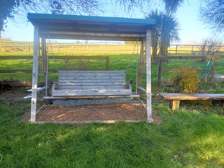 Tudor Lodge with pool & BBQ cabin