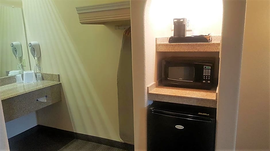 Red Roof Inn & Suites Houston - Humble/IAH Airport