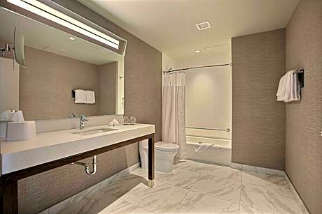 King Room with Bathtub - Mobility Access/Hearing Accessible