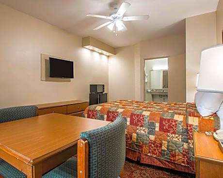 Standard Queen Room with Roll-In Shower - Accessible/Non-Smoking