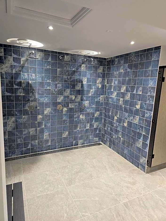 A short walk to Par Beach & coastal paths, On-site facilities. Pets welcome