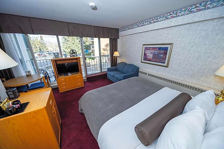Photo 1 of 4 of 1 King Bed, Mountain View
