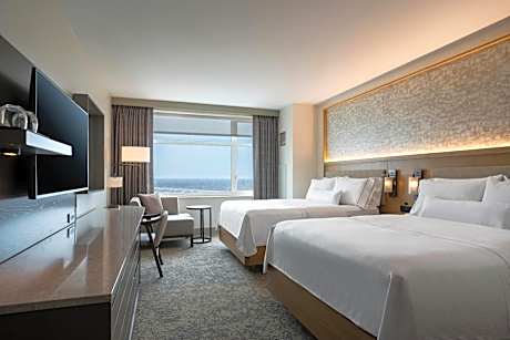 Traditional Queen Room with Two Queen Beds and Adapted Tub - Mobility Accessible