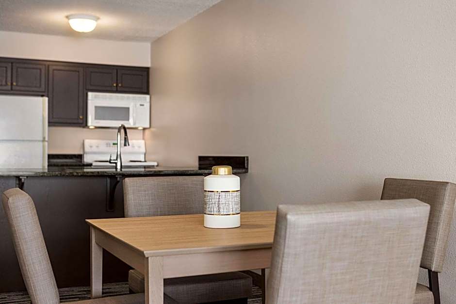 Country Inn & Suites by Radisson, St. Cloud East, MN