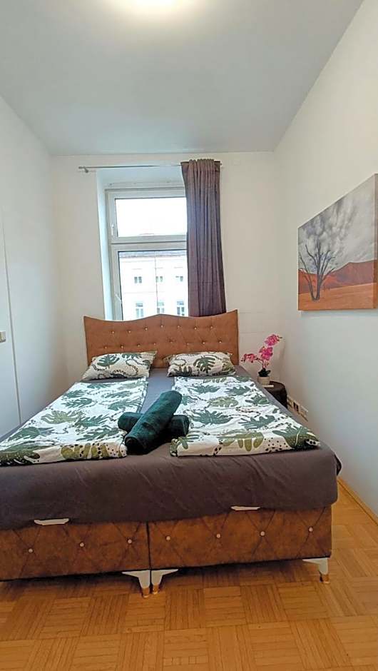 Near Schönbrunn - Economy Rooms in Shared Apartment at Meidling Train Station