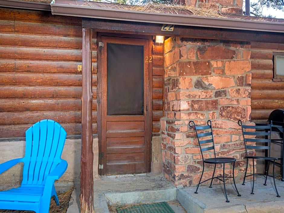 Pine Cabin, 2 Bedrooms, Fireplace, Midtown, Sleeps 6