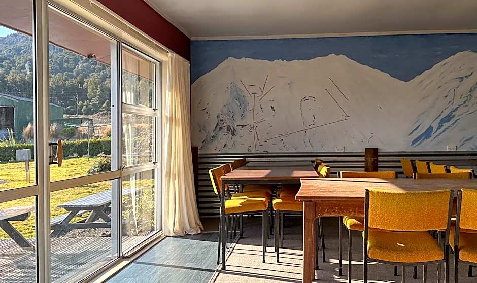 The Crossing Lodge & Backpackers