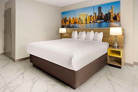 King Room with Roll-in Shower - Mobility Access/Non-Smoking