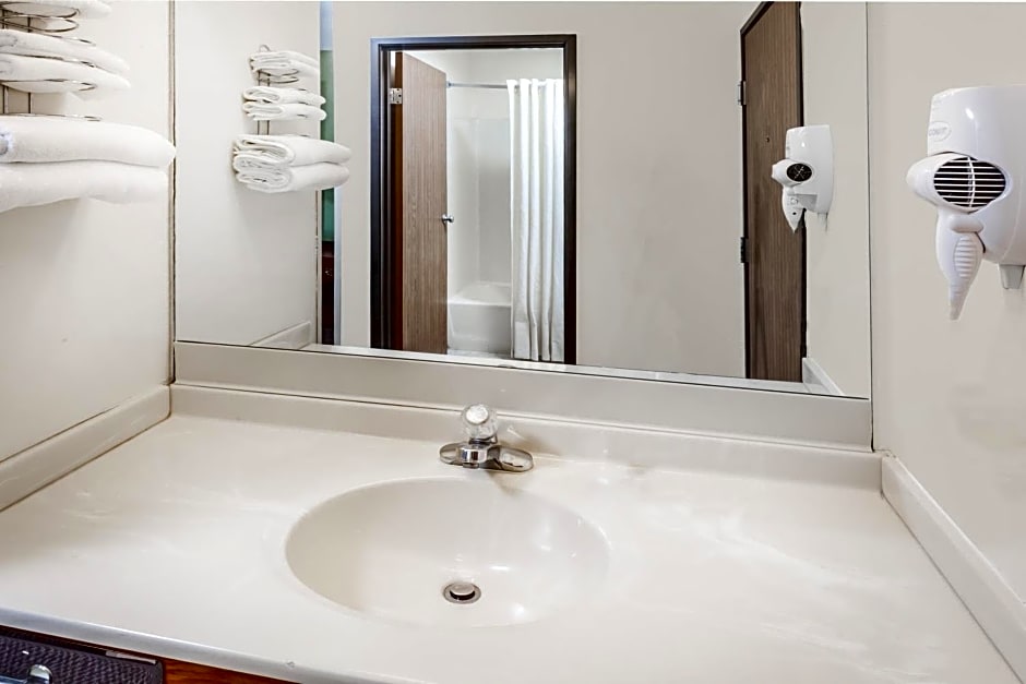 Super 8 by Wyndham Lincoln