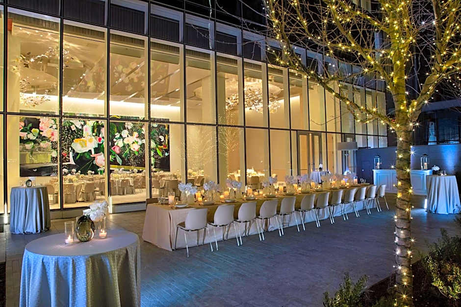 HALL Arts Hotel Dallas, Curio Collection by Hilton