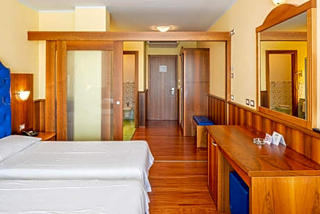 Deluxe Twin Room with Mountain View