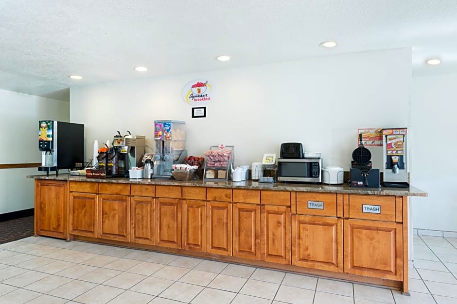 Super 8 by Wyndham Bernalillo